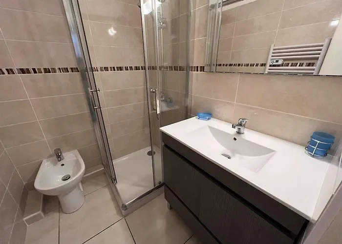 Centre Avec Piscine, Balcon Et Proximité Plage, 2 Personnes - Fr-1-702-3 *