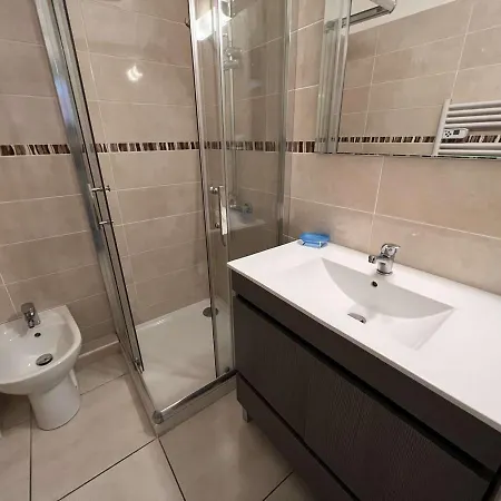 Centre Avec Piscine, Balcon Et Proximité Plage, 2 Personnes - Fr-1-702-3 *