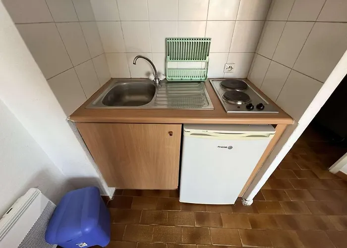 Centre Avec Piscine, Balcon Et Proximité Plage, 2 Personnes - Fr-1-702-3 * Agde